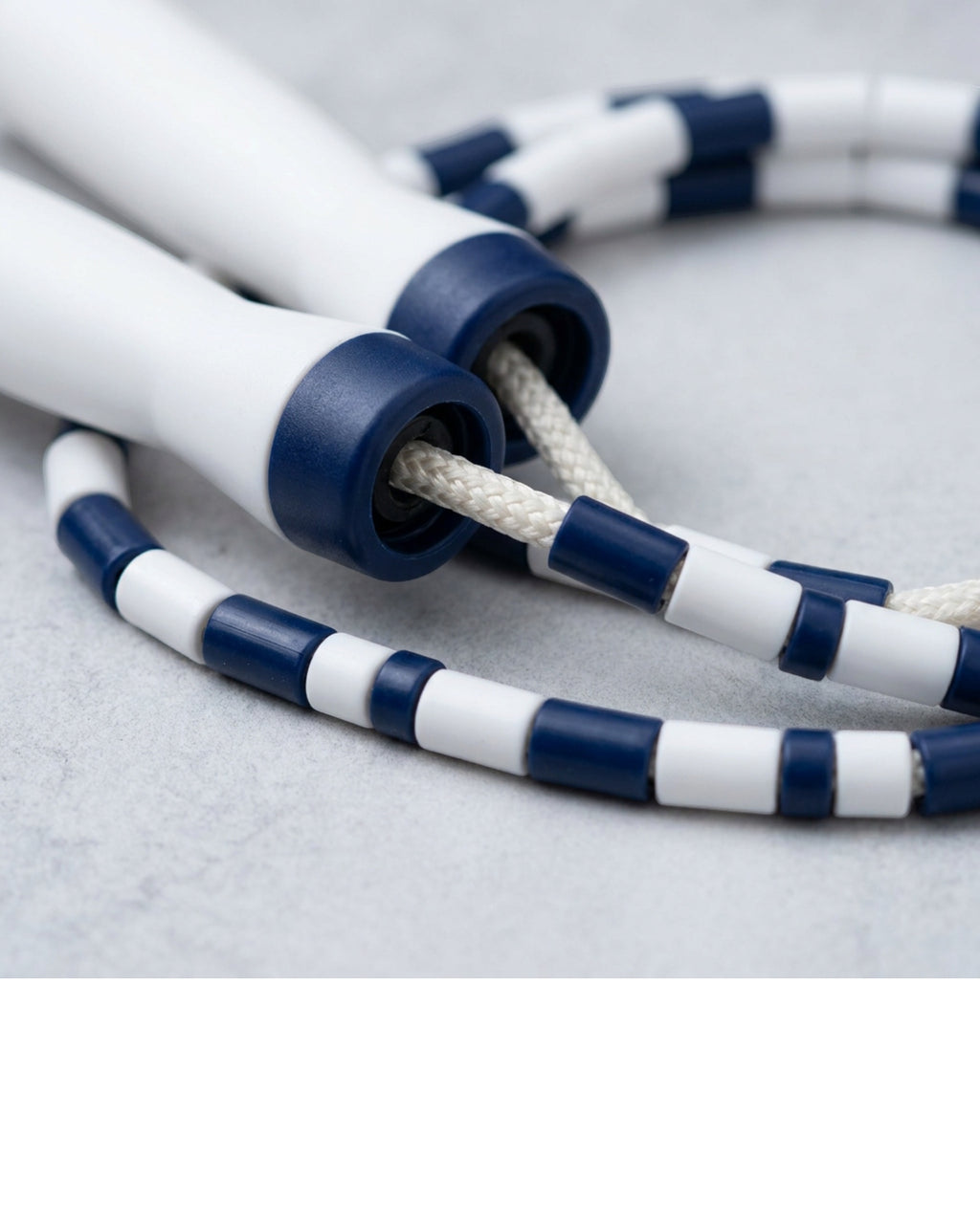 Moxae Beaded Freestyle Jump Rope 2.8 m Navy and White with Pouch - Detail view