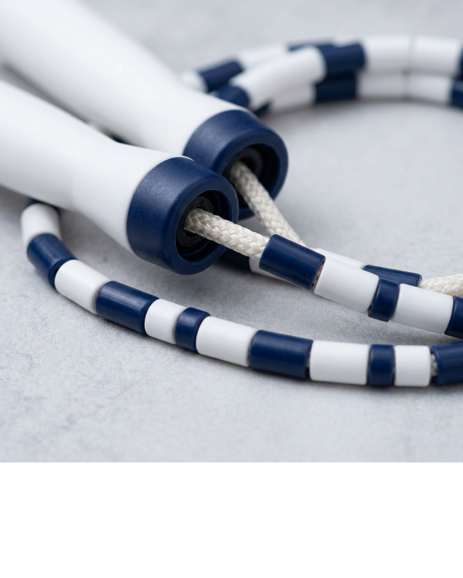 Moxae Beaded Freestyle Jump Rope 2.8 m Navy and White with Pouch - Detail view